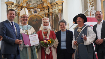 Minister Sven Schulze mit weiteren Personen bei der Verleihung des 15. Sonderpreises zur Straße der Romanik