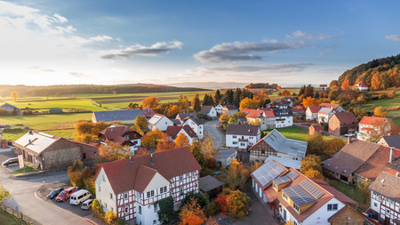 Drohnenaufnahme eines Dorfes in warmen Farben