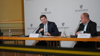 Minister Sven Schulze und DEHOGA-Verbandschef Michael Schmidt geben bei der Landespressekonferenz einen Einblick in die Lage der Tourismusbranche in Sachsen-Anhalt während der Corona-Pandemie.