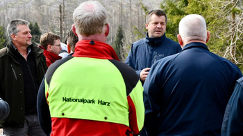 Forstminister Sven Schulze spricht nach Waldbränden mit Behördenvertretern auf dem Brocken im Harz