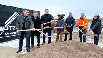 Minister Sven Schulze beim Spatenstich für ein Gewerbe- und Industriegebiet in Harzgerode