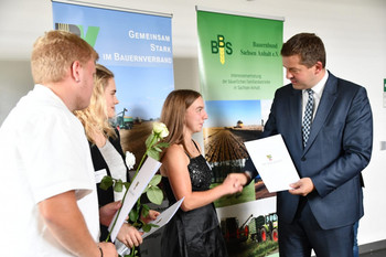 Minister Sven Schulze bei Zeugnisübergabe an Absolventinnen und Absolventen "Grüner Berufe"