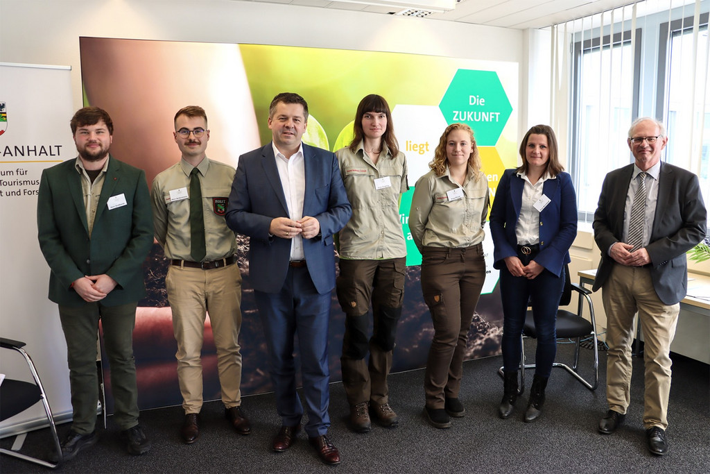 Das Bild zeigt die Anwärterinnen und Anwärter mit Forstminister Sven Schulze und Forststaatssekretär Gert Zender