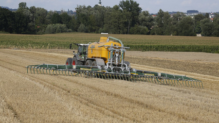 Düngemitteltraktor auf einem Feld