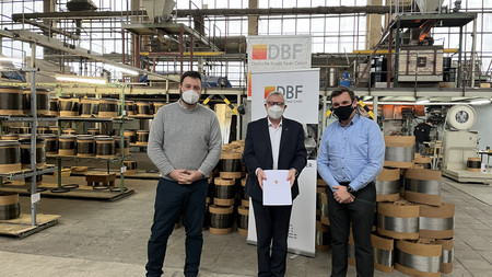 Staatssekretär Dr. Jürgen Ude (Mitte) übergibt einen Fördermittelbescheid an den Geschäftsführer der Deutsche Basalt Faser GmbH, Georgi Gogoladze (links) im Beisein von Dr. Robert Brüll (rechts), Geschäftsführer FibreCoat GmbH, Aachen