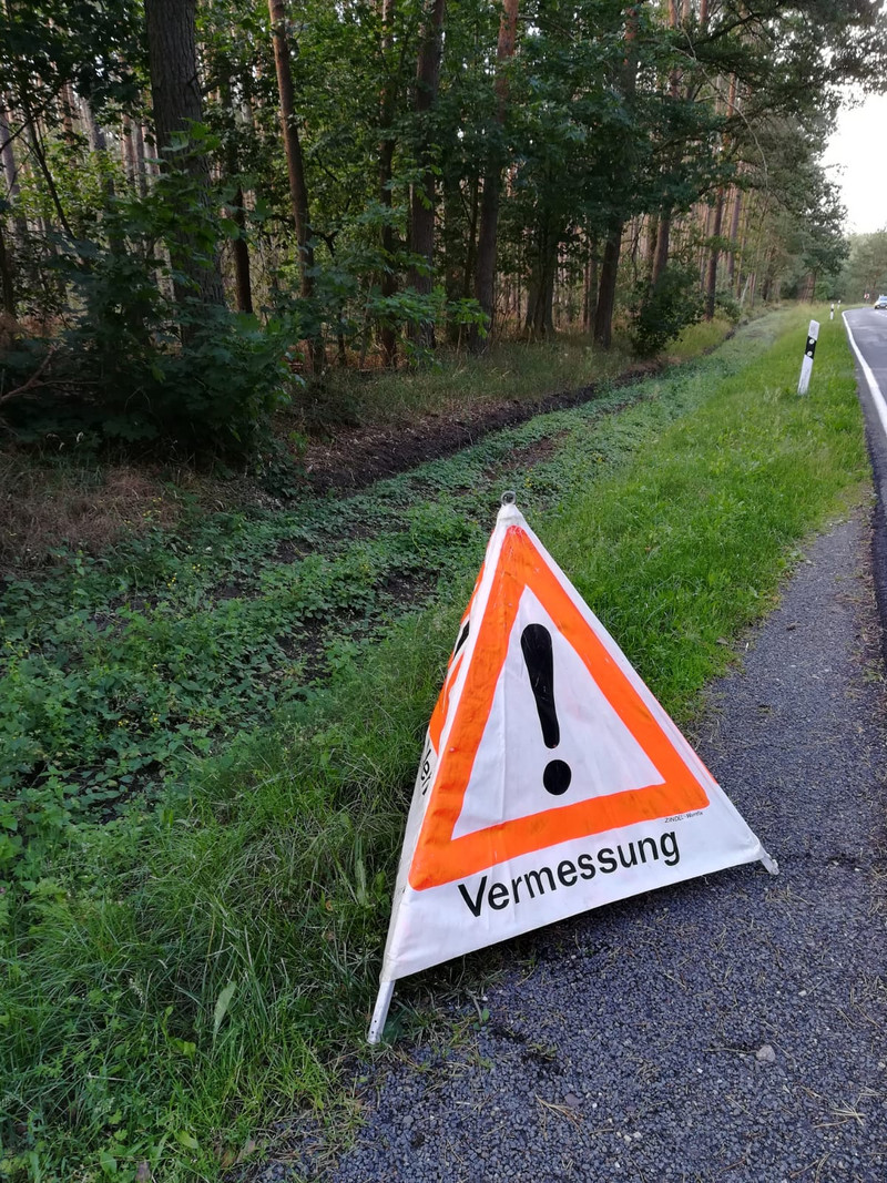 Warnschild mit Schriftzug Vermessung