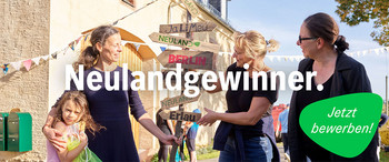 Drei Frauen und ein Mädchen werden hinter dem Schriftzug "Neulandgewinner." gezeigt und es wird der Aufruf "Jetzt bewerben!" dargestellt. Es handelt sich um ein Teaserbild für den Aufruf zur Teilnahme am Förderwettbewerb "Neulandgewinner" für den ländlichen Raum.