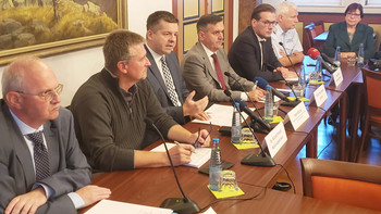 Minister Schulze, Staatssekretär Gert Zender, Nationalparkleiter Dr. Roland Pietsch, Landrat des Landkreises Harz, Thomas Balcerowski, und Wernigerodes Oberbürgermeister Tobias Kascha stellen die "Wernigeröder Erklärung" vor