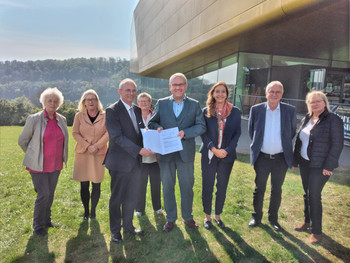 Staatssekretär Gert Zender überreicht Förderbescheid für Modernisierung der "Arche Nebra"